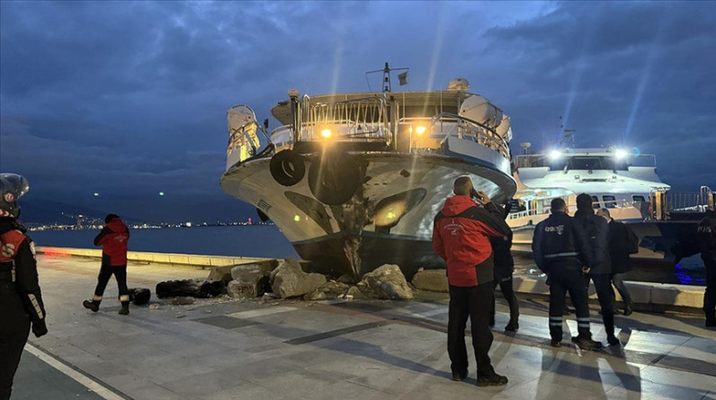 İzmir'de bir yolcu vapuru karaya  çarptı